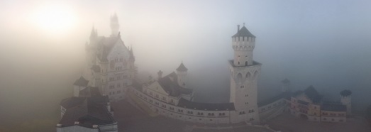 Castillo de Neuschwanstein en la niebla, Alemania - AirPano.com • Grado Panorama 360 Aerial • 3D Virtual Tours en el Mundo