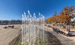 Fountain at the Sechseläutenplatz, the largest square in the city