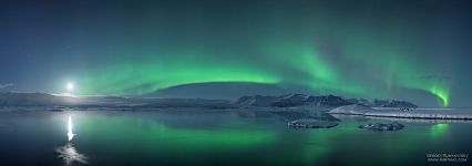 Aurora above the Jökulsárlón lagoon Aurora above the Jökulsárlón lagoon