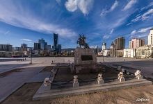 Площадь Чингисхана, памятник Сухэ-Батору