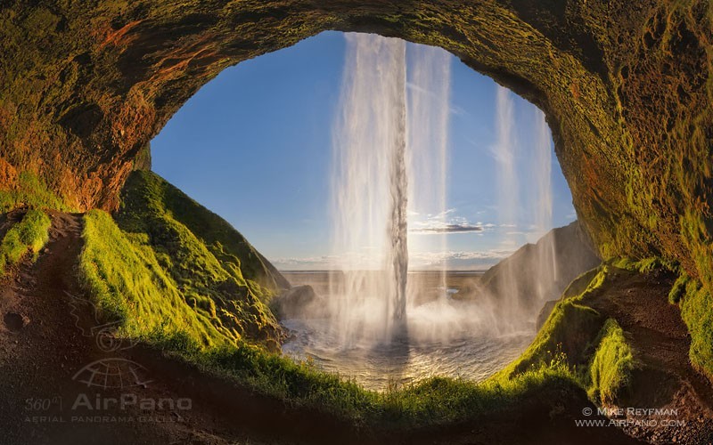 پشت آبشار Seljalandsfoss