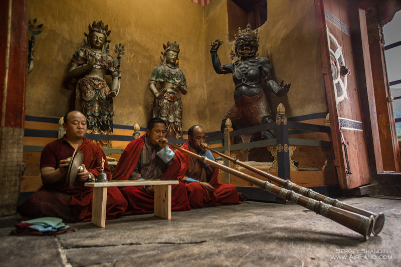 پوجا در Thangbi Lhakhang