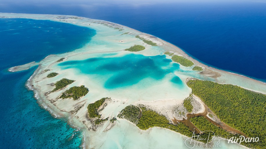 Blue Lagoon. Rangiroa, French Polynesia