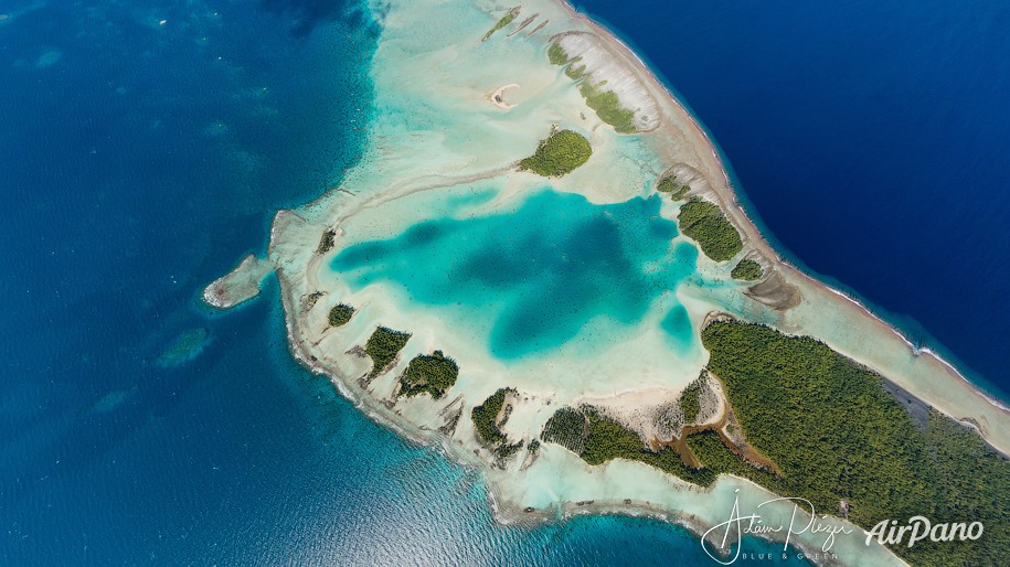 Blue Lagoon. Rangiroa, French Polynesia