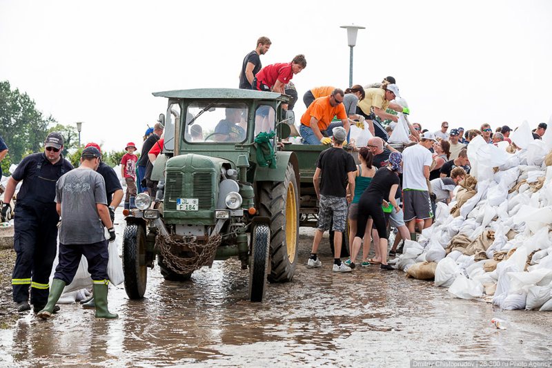 Volunteers loading sandbags to strengthen the dyke