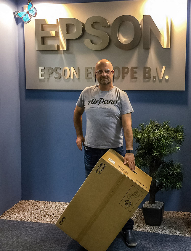 Dmitry Moiseenko with the prize for winning the EPSON International Pano Awards