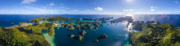 Wayag islands, Raja Ampat, ultra high resolution panorama (30119x7751 px)
