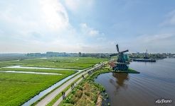 De Kat ("The Cat") is the only remaining working windmill in the world which makes paint