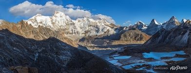 View of the Everest massif from the sixth lake of Ngozumbo valley