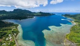 Between the islands Huahine-Nui and Huahine-Iti Between the islands Huahine-Nui and Huahine-Iti