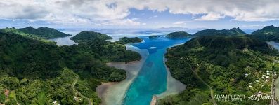 Between the islands Huahine-Nui and Huahine-Iti Between the islands Huahine-Nui and Huahine-Iti