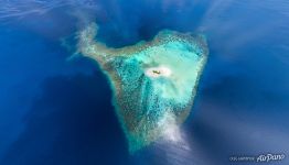 Uninhabited islet close to Nilandhoo Island Uninhabited islet close to Nilandhoo Island