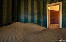 Sand-filled room