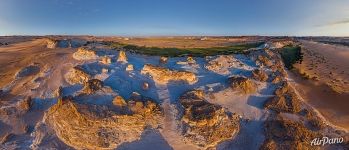 Among lakes of Ounianga