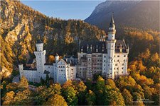 Germany, Neuschwanstein Castle, autumn colors https://neuschwanstein.de/
