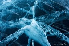 Cracks of Baikal ice