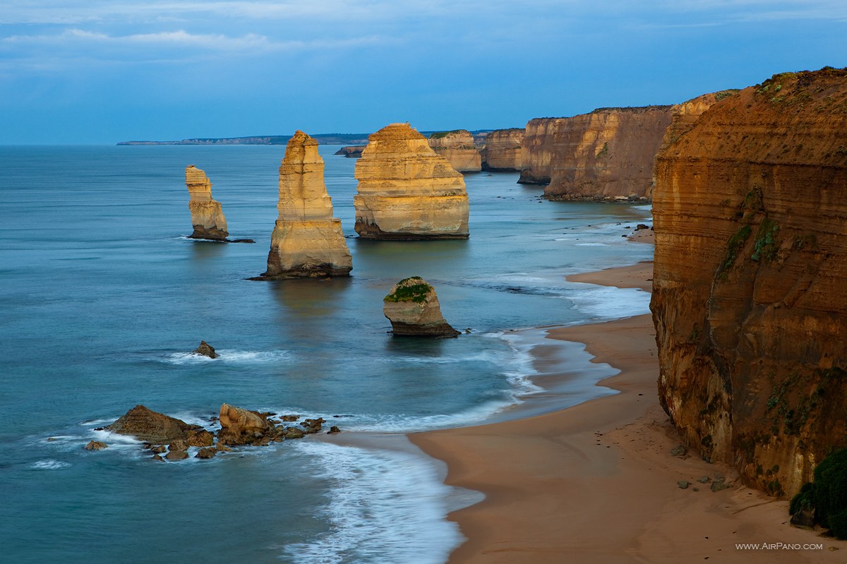 Есть ли в австралии океан. Великая Океанская дорога 12 апостолов. Двенадцать апостолов Австралия вертикально.