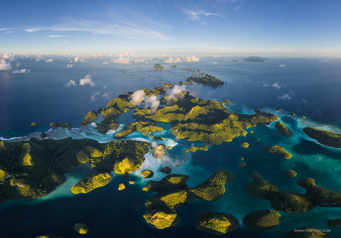 Четырех тысячах островов. Острова Раджа-Ампат. Архипелаг Раджа Ампат. Raja Ampat Индонезия. Коралловые рифы острова Раджа-Ампат.