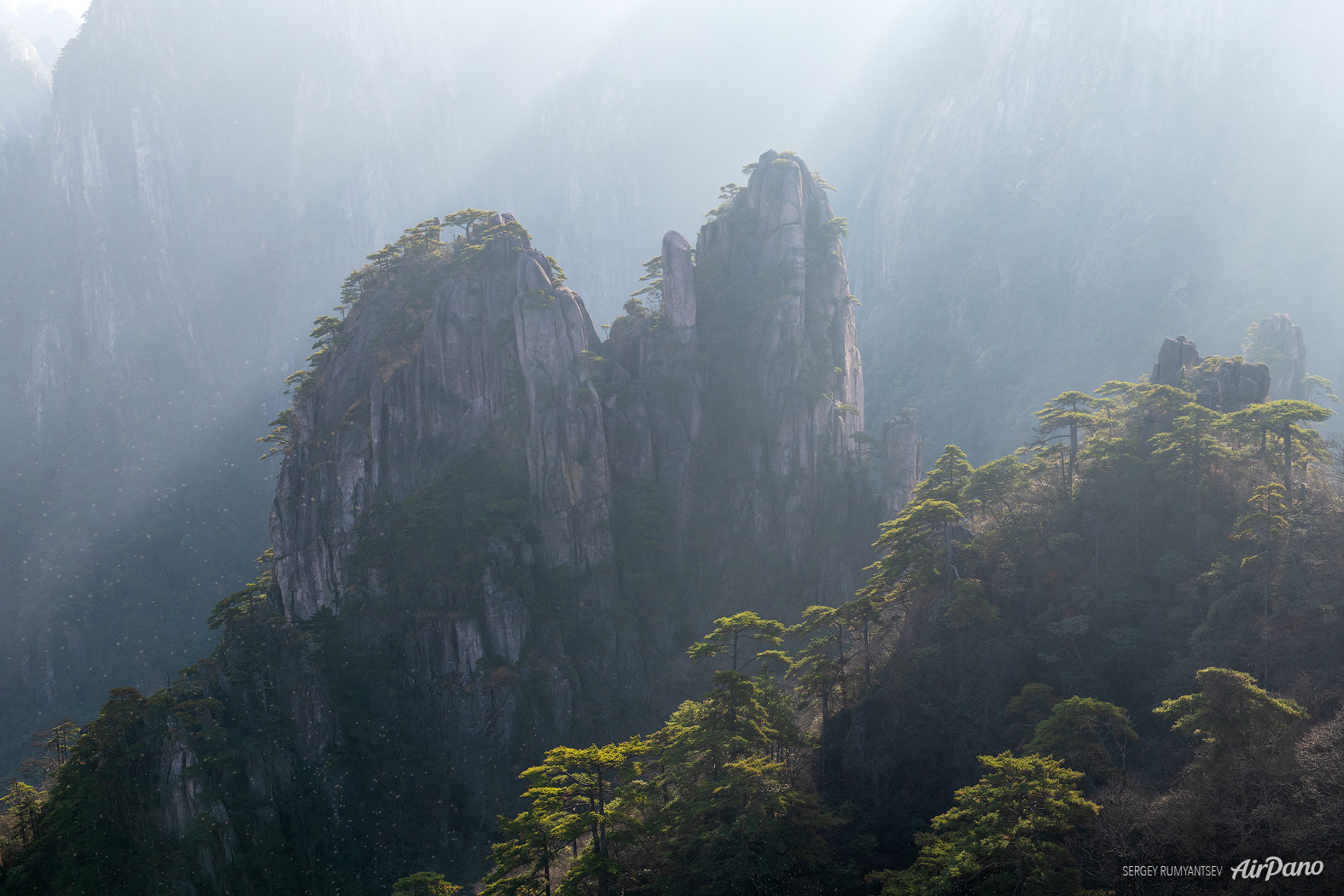 Возрождение хуаншань. Хуаншань. Дворец на горе Хуаншань. Горы Хуаншань Лагуна. Урумчи гора Хуаншань.