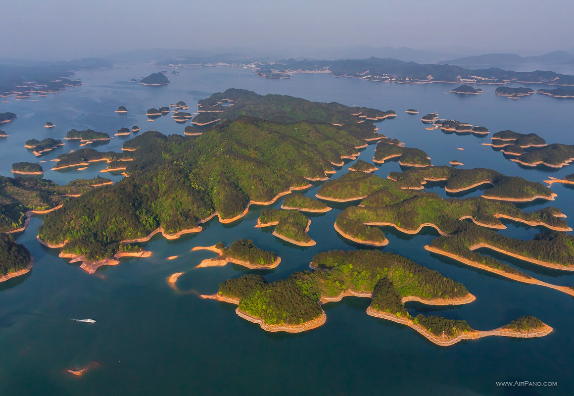 Thousand lakes. Озеро Цяньдаоху. Озеро 1000 островов Китай. Цяньдаоху или озеро тысячи островов. Озеро дабусун Китай.